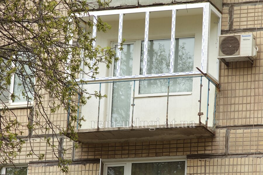 Фото. Демонтаж бетонных плит с балконной периллы. Кривой Рог