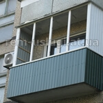 Фото. Обшивка балкона с наружной стороны профлистом. Цвет зеленый